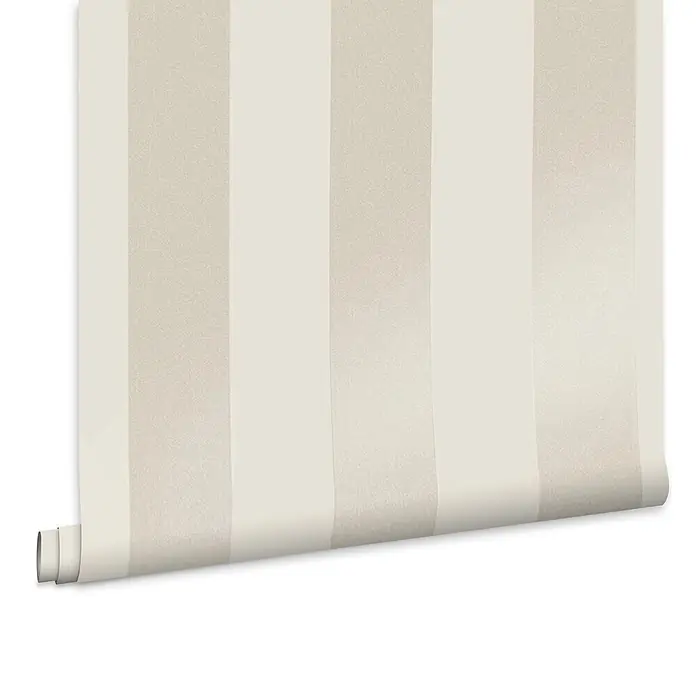 Laura Ashley Vliestapete Vliestapete Perlmuttstreifen - Leinen, Ornament - Rolle cremefarbener und beiger Streifentapete mit dezenter Textur, teilweise abgerollt.