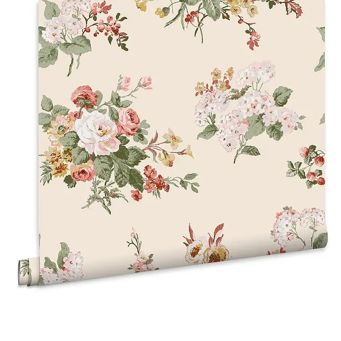 Laura Ashley Vliestapete Rosemore - Mehrfarbig, Floral, 1.000 x 52 cm - Tapetenrolle mit Vintage-Blumenmuster in Rosa, Weiß, Gelb und grünen Blättern auf hellbeigem Hintergrund.