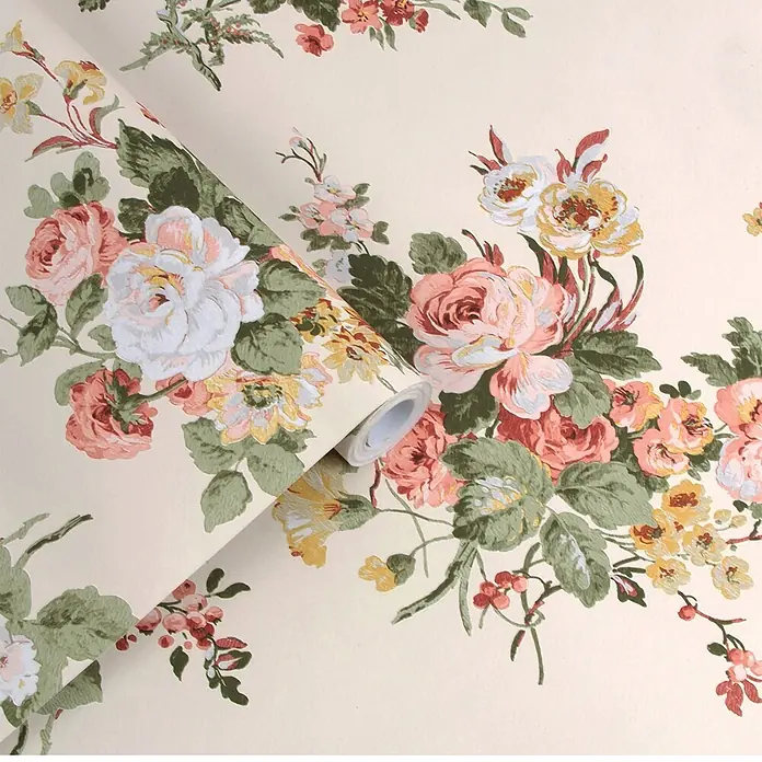 Laura Ashley Vliestapete Rosemore - Mehrfarbig, Floral, 1.000 x 52 cm - Vintage Blumentapete mit rosa, weißen und gelben Rosen und grünen Blättern, teilweise gerollt.