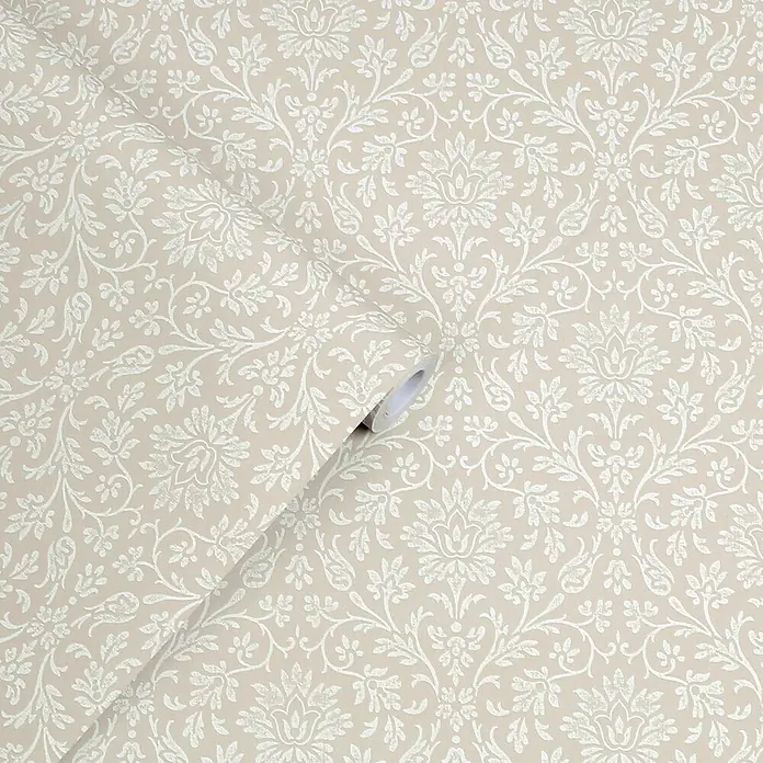 Laura Ashley Vliestapete Annecy - Hellgrau, Ornament, 1.000 x 52 cm - Cremefarbene Tapete mit aufwendigem weißen Blumen- und Damastmuster, teilweise gerollt.