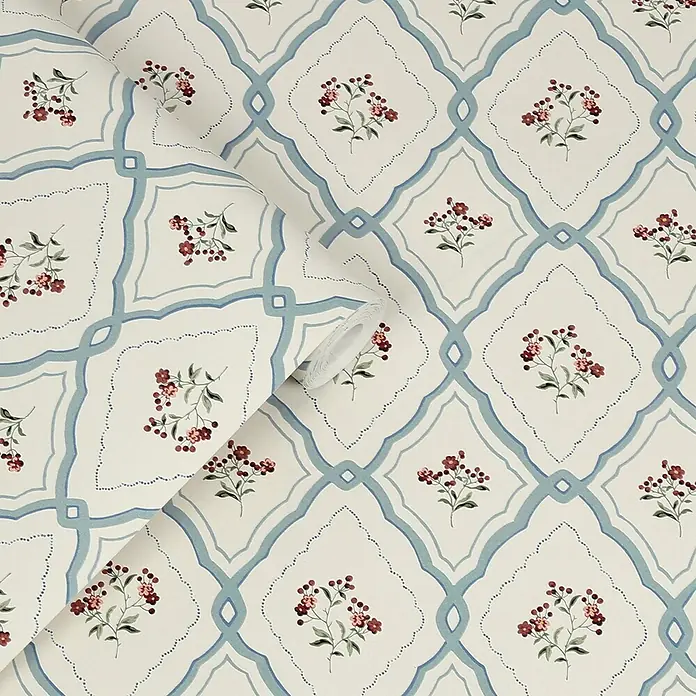 Laura Ashley Vliestapete Pinford Spalier - Hellblau, Floral, 1.000 x 52 cm - Rolle cremefarbener Tapete mit blauem Rautenmuster und floralen Motiven aus roten Blüten und Beeren.
