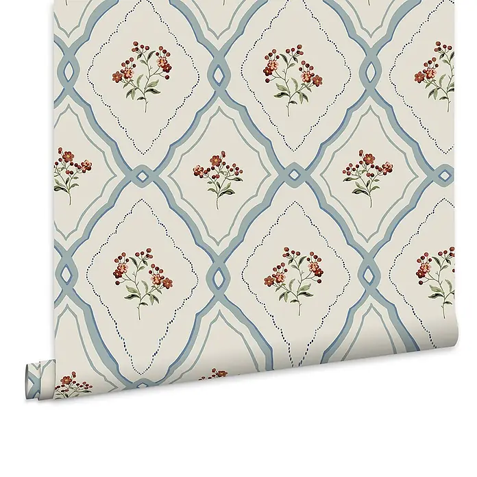 Laura Ashley Vliestapete Pinford Spalier - Hellblau, Floral, 1.000 x 52 cm - Cremefarbene Tapete mit blauem Gitter, gepunkteten Linien und rötlichen Blütenzweigen. Teilrolle.