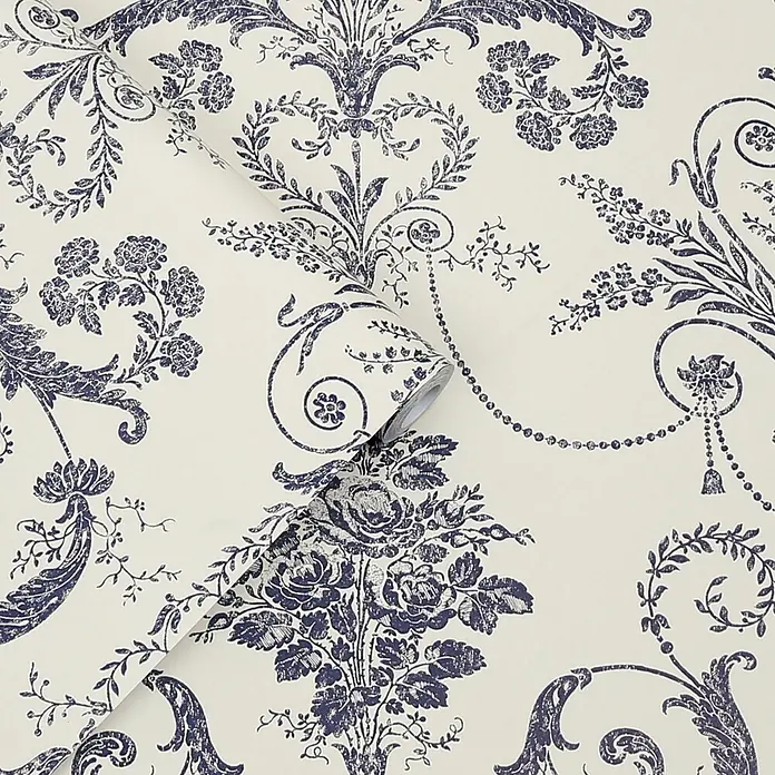 Laura Ashley Vliestapete Vliestapete Josette Damast - Dunkelblau/Weiß, Ornament, 10 x 0,52 m - Marineblaues, distressed Blumen-Damaszkmuster auf Tapetenrolle, teilweise abgerollt.