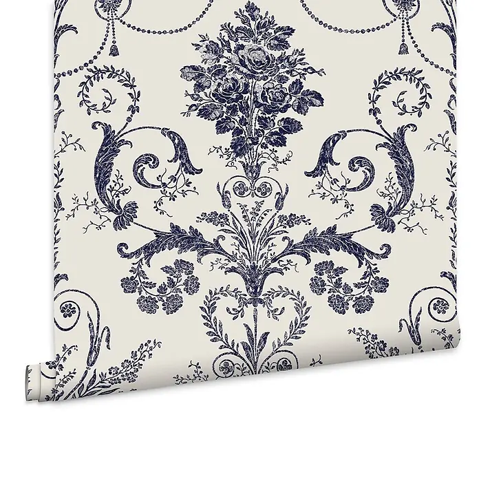 Laura Ashley Vliestapete Vliestapete Josette Damast - Dunkelblau/Weiß, Ornament, 10 x 0,52 m - Tapetenrolle mit marineblauem Blumen- und Damastmuster im Used-Look auf beigem Hintergrund.