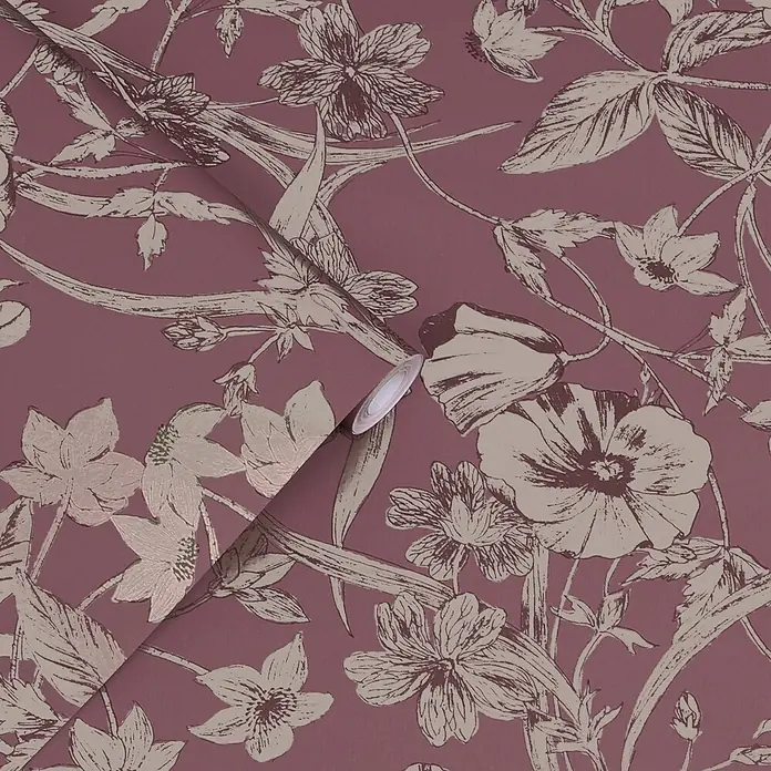 Laura Ashley Vliestapete Vliestapete Sommerhügel - Rot, Floral, 10 x 0,53 m - Pflaumenfarbene Tapetenrolle mit schimmerndem beigem Blumenmuster, teilweise abgerollt.