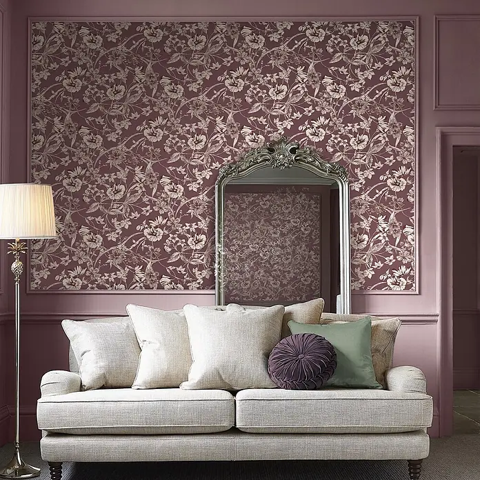 Laura Ashley Vliestapete Vliestapete Sommerhügel - Rot, Floral, 10 x 0,53 m - Florale Tapete in tiefem Pflaumenton mit hellem Ranken- und Blumenmuster an einer Wand.
