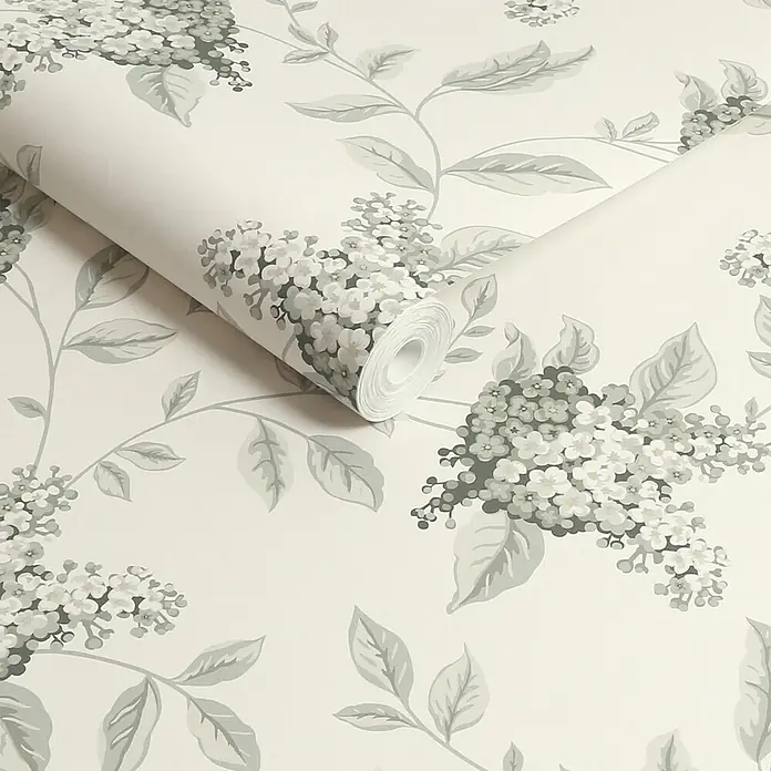 Laura Ashley Vliestapete Vliestapete Portland - Grün, Ornament, 10 x 0,52 m - Teilweise abgerollte Tapetenrolle mit einem sich wiederholenden Muster aus weißen und grauen Blütenbüscheln und grauen Blättern.