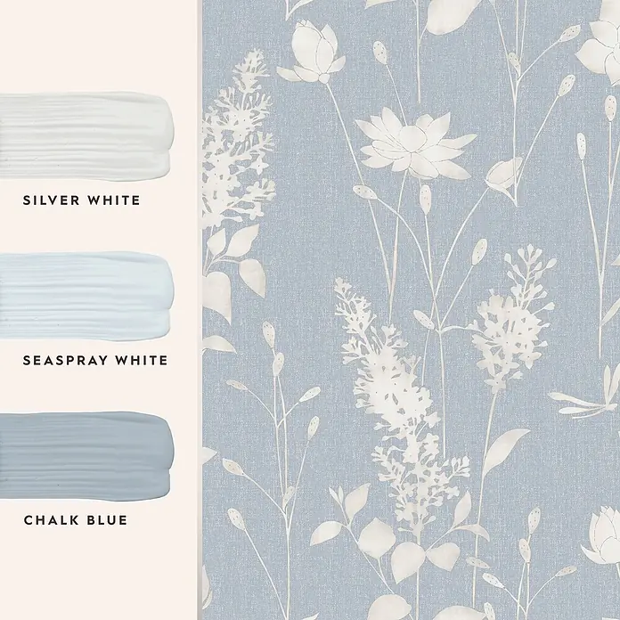 Laura Ashley Vliestapete Libellen Garten - Blau, Floral, 1.000 x 52 cm - Farbproben: Silver White, Seaspray White, Chalk Blue. Daneben blaue Tapete mit weißem Blumen- und Pflanzenmuster.