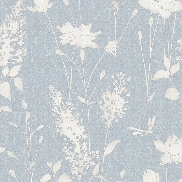 Laura Ashley Vliestapete Vliestapete Libellen Garten - Blau, Floral - Hellblaue Tapete mit weißen botanischen Illustrationen von Blumen, Stängeln und einer Libelle, mit feiner Stofftextur.