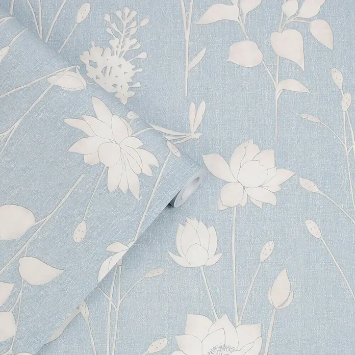 Laura Ashley Vliestapete Libellen Garten - Blau, Floral, 1.000 x 52 cm - Hellblaue Tapetenrolle mit texturierter Oberfläche und weißem Blumen-/Pflanzenmuster, teilweise abgerollt.