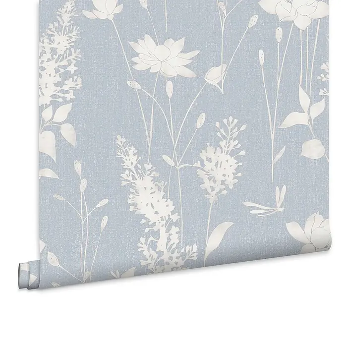 Laura Ashley Vliestapete Vliestapete Libellen Garten - Blau, Floral - Hellblaue Textiltapete mit weißen Blumen-, Pflanzen- und Libellenmustern, die von einer Rolle abgerollt wird.