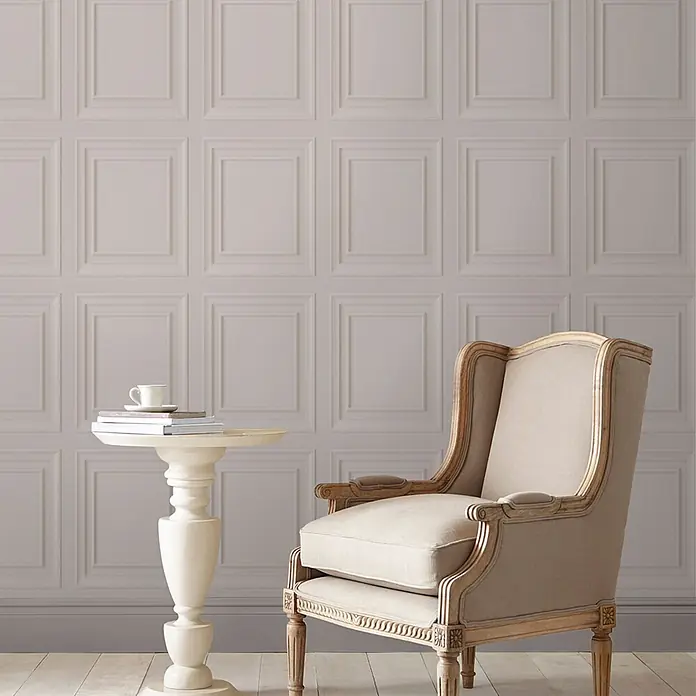 Laura Ashley Vliestapete Redbrook Holzplatte - Hellgrau, Holzoptik, 1.000 x 52 cm - Helle graue dekorative Wandpaneele in einem klassischen Raum, die eine elegante Kulisse für Möbel bilden.