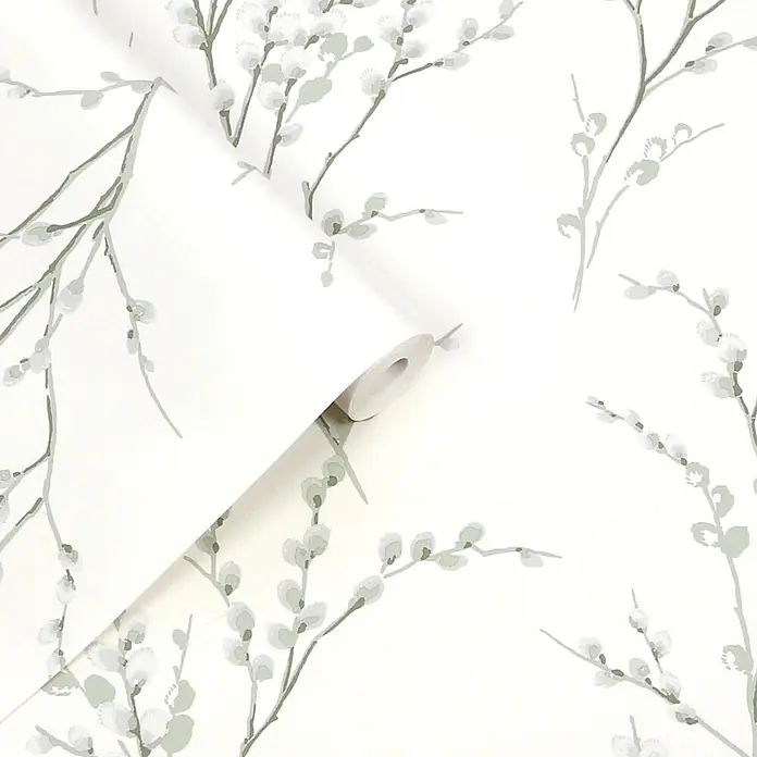 Laura Ashley Vliestapete Weidenkätzchen - Grün, Floral, 1.000 x 52 cm - Weiße Tapete mit zartem Muster aus grünen Weidenkätzchenzweigen und hellgrauen Knospen, teilweise abgerollt.