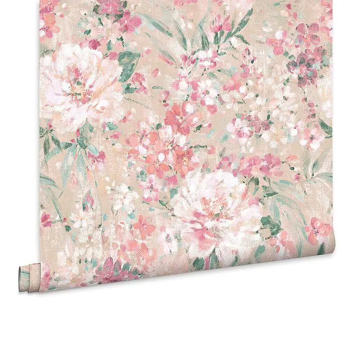 Laura Ashley Vliestapete Gemalte Blumen - Rosa, Floral, 1.000 x 52 cm - Teilweise abgerollte Tapetenrolle mit gemaltem Blumenmuster in Rosa, Pfirsich und Grün auf beigem Hintergrund.