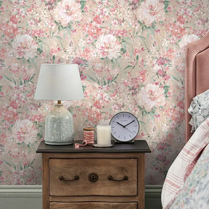 Laura Ashley Vliestapete Gemalte Blumen - Rosa, Floral, 1.000 x 52 cm - Blumige Tapete mit großen rosa-weißen Pfingstrosen und grünen Blättern in einem Schlafzimmerambiente.