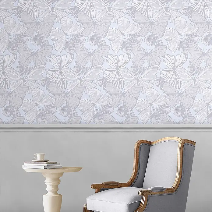 Laura Ashley Vliestapete Schmetterling Garten - Grau, Tieroptik, 1.000 x 52 cm - Hellblaue Tapete mit dezentem silbernem Schmetterlingsmuster, die eine Wand ziert.