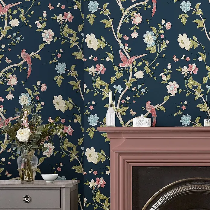 Laura Ashley Vliestapete Sommerpalast - Blau, Floral, 1.000 x 52 cm - Chinoiserie-Tapete mit dunkelblauem Hintergrund, rosa Vögeln, Schmetterlingen und Ästen mit rosa, weißen und blauen Blüten.