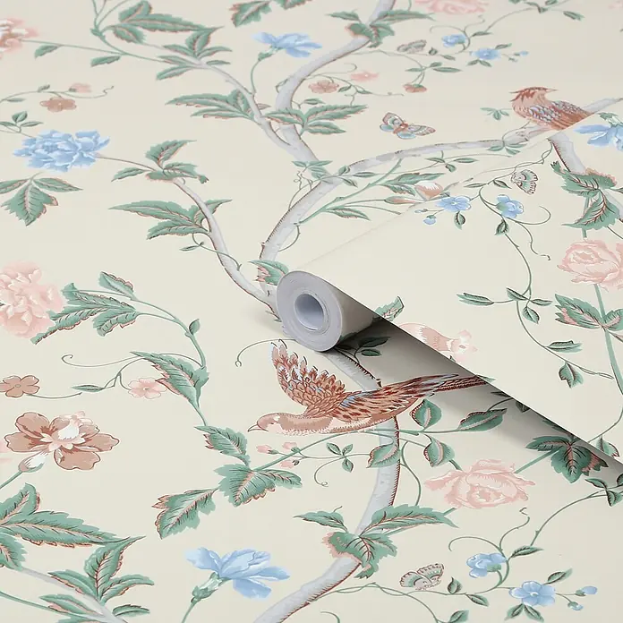 Laura Ashley Vliestapete Sommerpalast - Grün/Orange, Floral, 1.000 x 52 cm - Tapetenrolle mit beigem Hintergrund und Chinoiserie-Muster: Äste, blaue & rosa Blumen, braune Vögel. Teilweise ausgerollt.