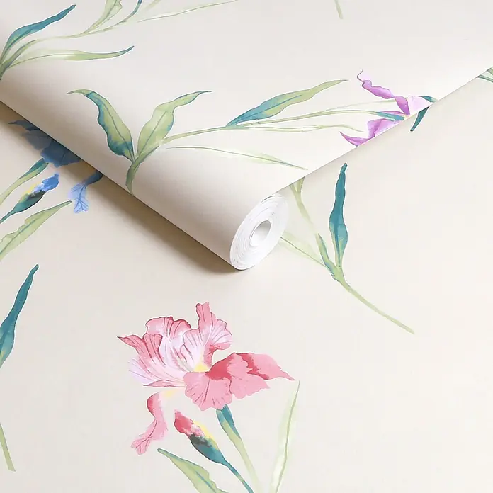 Laura Ashley Vliestapete Irisblüten - Naturbelassen, Floral, 1.000 x 52 cm - Teilweise ausgerollte Tapete mit Aquarell-Iris-Muster in Rosa, Lila und Blau auf hellem Grund.