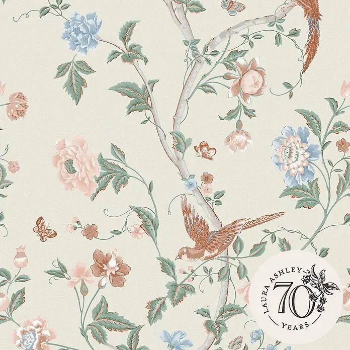 Laura Ashley Vliestapete Sommerpalast - Grün/Orange, Floral, 1.000 x 52 cm - Cremefarbene Tapete mit Chintz-Muster aus Ästen, pastellblauen und rosa Blumen, Vögeln und Schmetterlingen.