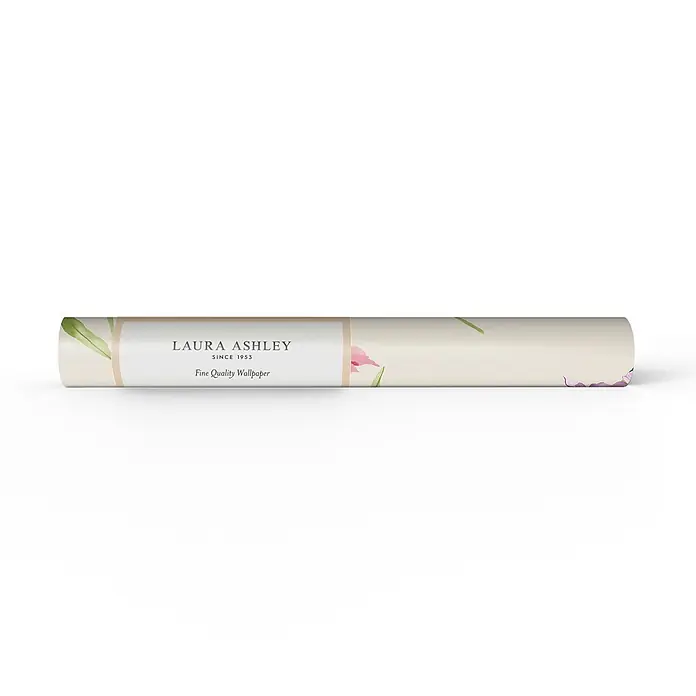 Laura Ashley Vliestapete Irisblüten - Naturbelassen, Floral, 1.000 x 52 cm - Cremefarbene Tapetenrolle mit grünen Blättern und rosa Blüten, mit einem Etikett „Laura Ashley Fine Quality Wallpaper“.