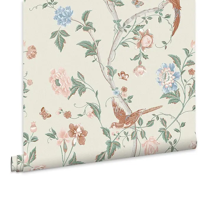Laura Ashley Vliestapete Sommerpalast - Grün/Orange, Floral, 1.000 x 52 cm - Cremefarbene Tapetenrolle mit Chintz-Blumen- und Vogelmuster in Blau, Pfirsich und Grün.