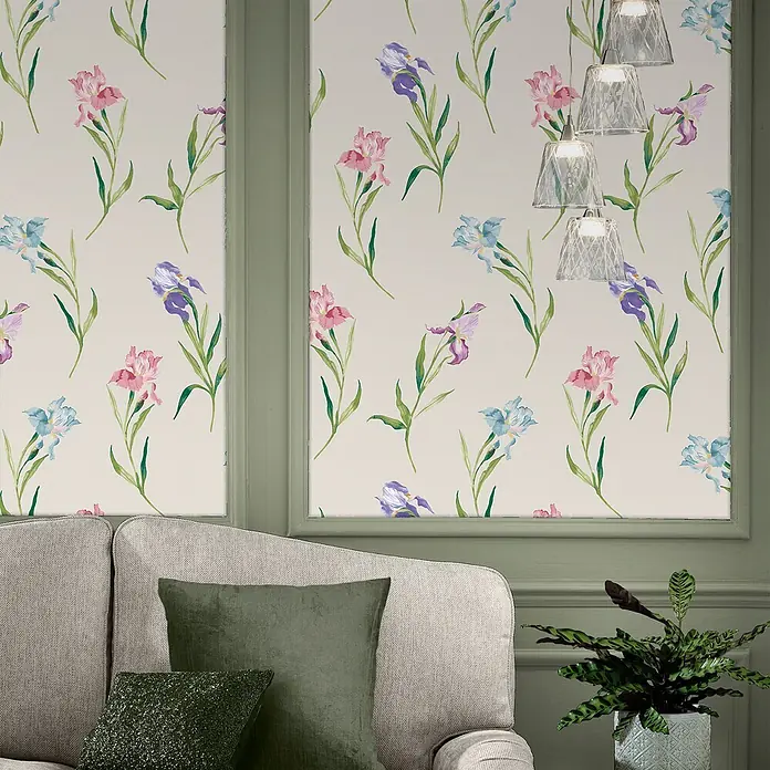 Laura Ashley Vliestapete Irisblüten - Naturbelassen, Floral, 1.000 x 52 cm - Tapete mit Muster aus rosa, blauen und lila Irisblüten, als Wandgestaltung.