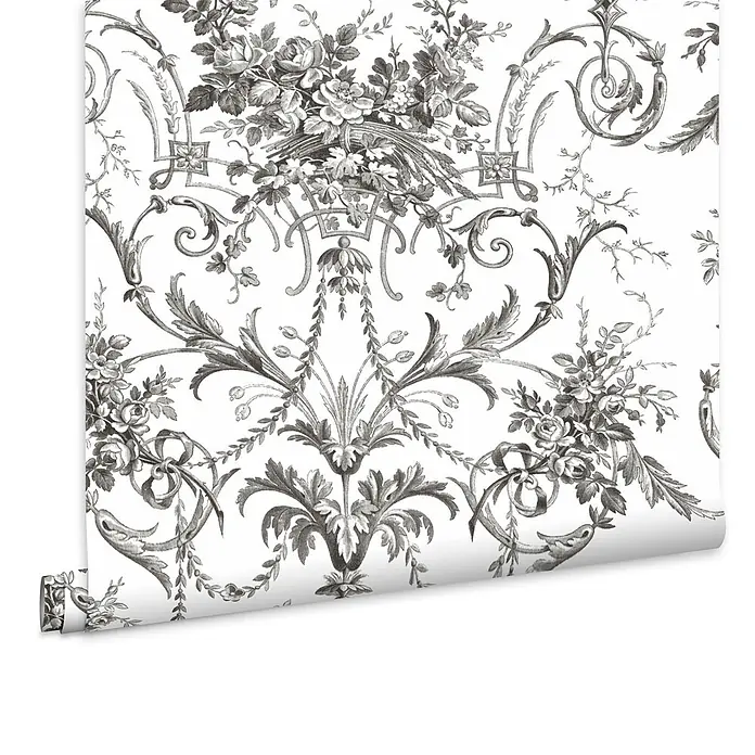 Laura Ashley Vliestapete Tuileries Französisch - Grau, Floral, 1.000 x 52 cm - Schwarz-weiße florale Zier-Tapetenrolle, teilweise entrollt, um ihr Muster zu zeigen.