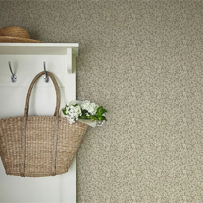 Laura Ashley Vliestapete Eichenblätter - Braun, Tieroptik, 1.000 x 52 cm - Botanische Tapete in mattem Grün-Grau mit hellem, sich wiederholendem Muster aus Blättern, Blumen und Vögeln, in einem Hauseingang gezeigt.