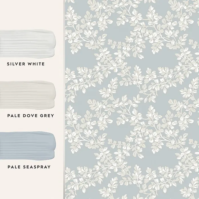 Laura Ashley Vliestapete Burnham - Hellblau, Floral, 1.000 x 52 cm - Eine Farbpalette mit drei Farbmustern (Silberweiß, Helltaubengrau, Blasses Meerspray) und einer hellblauen Tapete mit Blattmuster.
