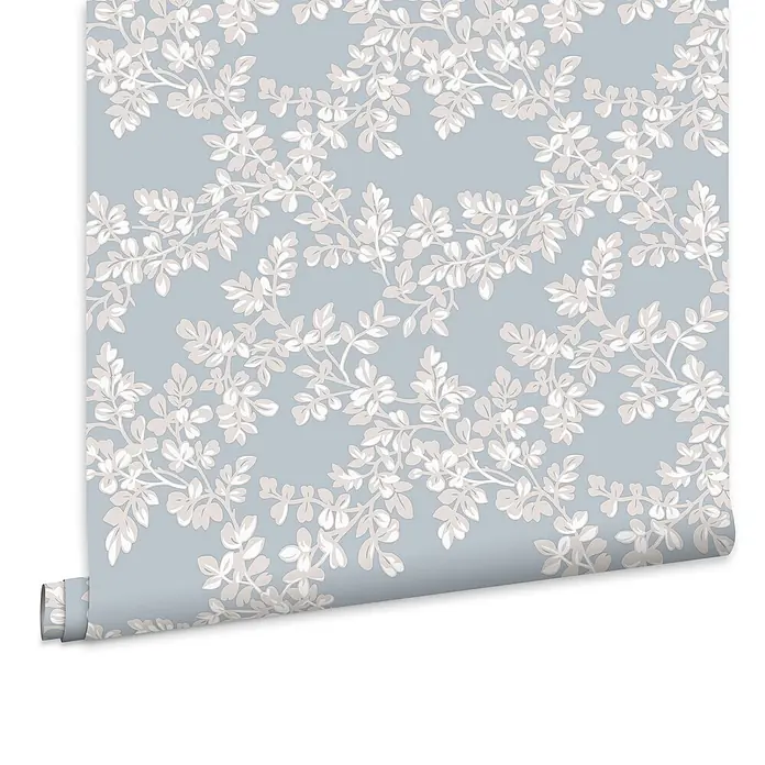 Laura Ashley Vliestapete Burnham - Hellblau, Floral, 1.000 x 52 cm - Gerollte Tapete mit hellblauem Hintergrund und einem weiß-beige Blättermuster.