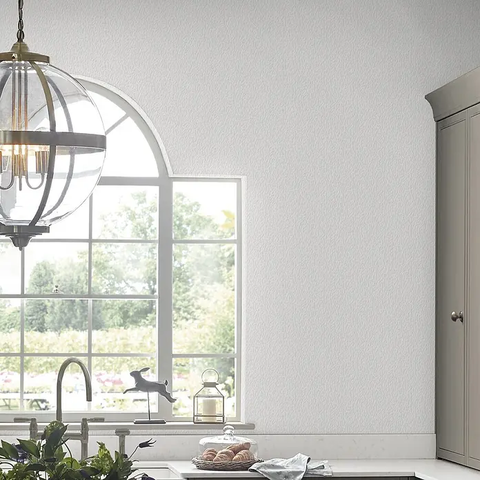Laura Ashley Vliestapete Vliestapete Blyth - Weiß, Ornament, 10 x 0,52 m - Weiße Struktur-Tapete mit feinen vertikalen Linien an einer Küchenwand.