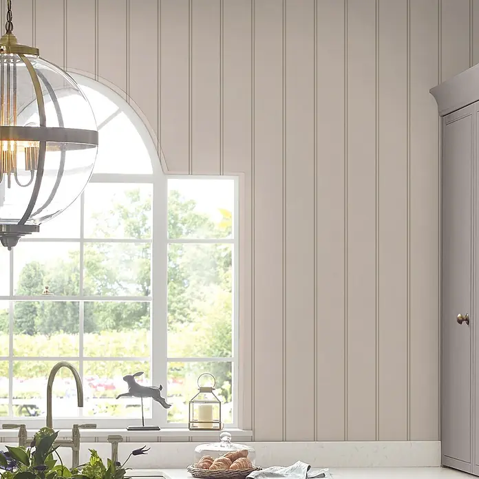 Holzvertäfelung -  - Helle beige Tapete mit vertikalen Streifen an einer Wand in einer hellen Küche.