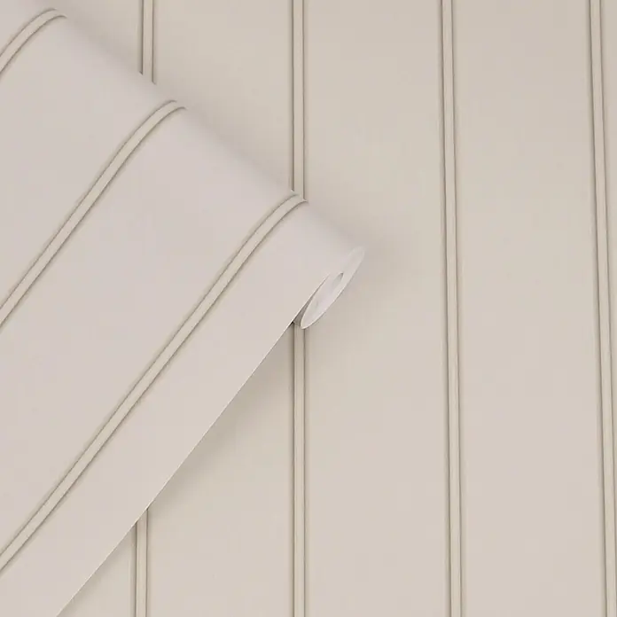 Holzvertäfelung -  - Helle beige Tapetenrolle, die ein dezentes vertikales Paneeldesign zeigt.