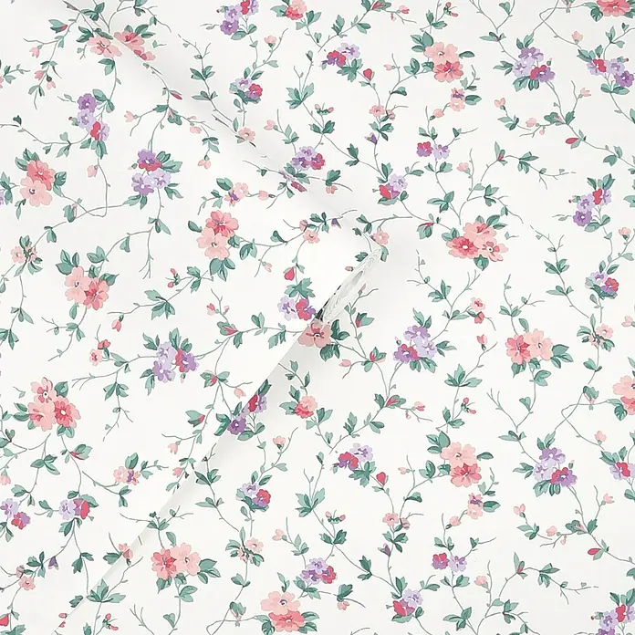 Laura Ashley Vliestapete Vliestapete Priorat - Rosa, Floral, 10 x 0,52 m - Weiße Tapete mit zartem Muster aus kleinen rosa, roten und lila Blüten, verbunden durch grüne Ranken und Blätter.