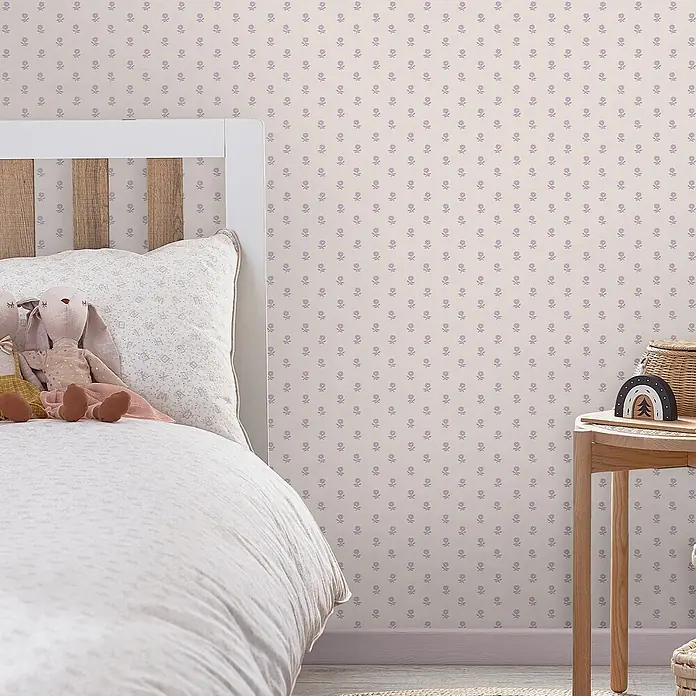 Laura Ashley Vliestapete Gänseblümchen - Rosa, Floral, 1.000 x 52 cm - Tapete mit kleinem lila Blumenmuster auf hellem Hintergrund, schmückt die Wand eines Kinderzimmers.