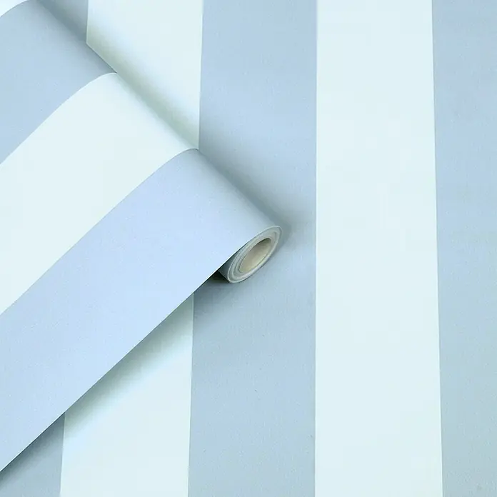 Laura Ashley Vliestapete Lille Streifen - Blau, Streifen, 1.000 x 52 cm - Eine Rolle hellblau-weiß gestreifte Tapete, teilweise abgerollt, mit ihrer strukturierten Oberfläche.
