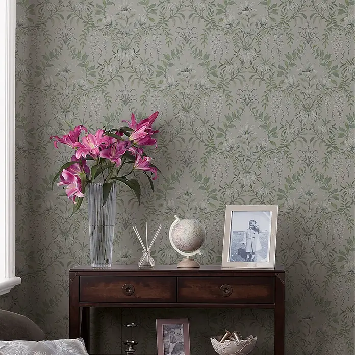 Laura Ashley Vliestapete Vintage Blumen - Salbeigrün, Floral, 1.000 x 52 cm - Dekorative Tapete mit Blumenmuster aus grünen Blättern und weißen Glyzinienblüten.