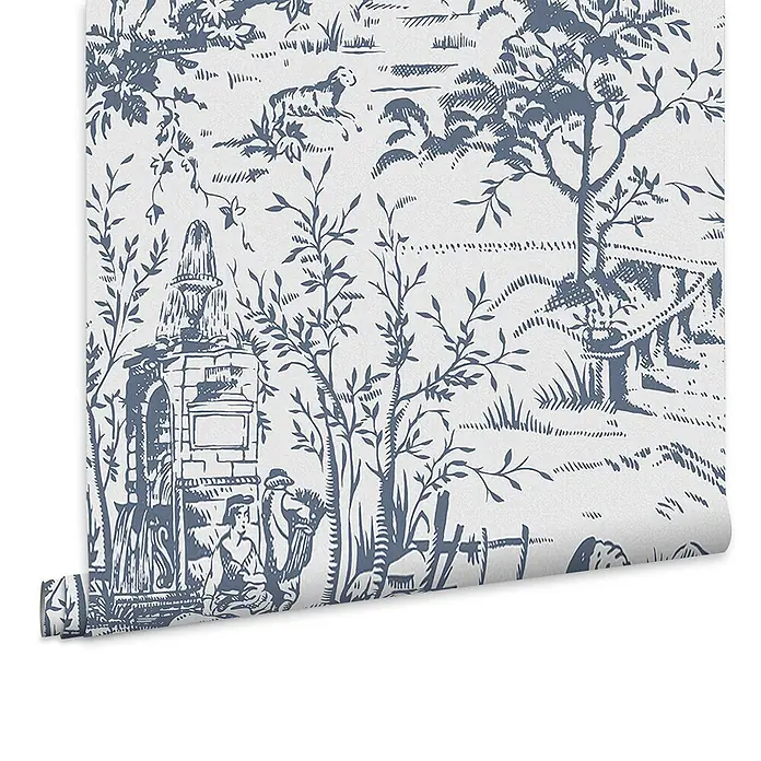 Laura Ashley Vliestapete Toile de Jouy - Blau, Floral, 1.000 x 52 cm - Tapetenrolle mit blauem Toile-de-Jouy-Muster, das eine pastorale Szene mit Figuren und Architektur zeigt.