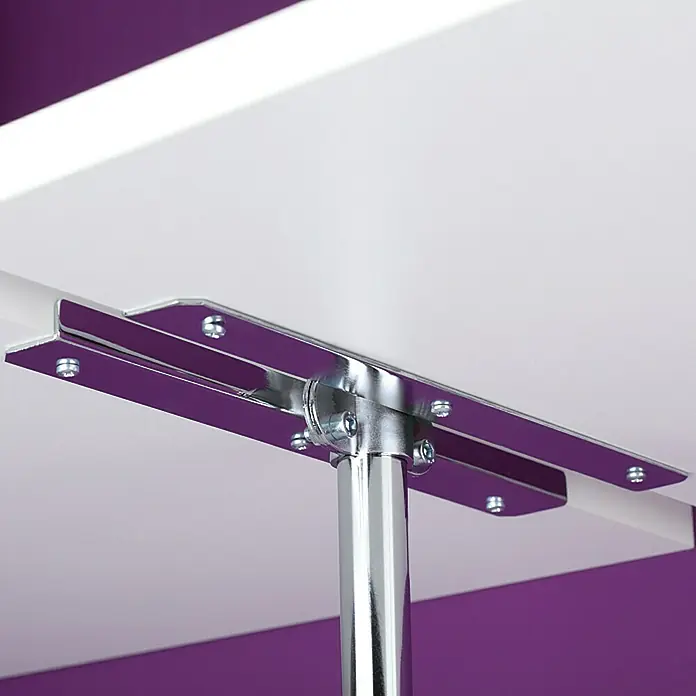 Room Plaza Inside Smart Regalbodenträger - Chrom, 2 Stk. - Detailansicht eines Tisches mit verchromtem Bein und Befestigungselementen, die die Tischplatte sichern. Perfekt für moderne Einrichtungen.