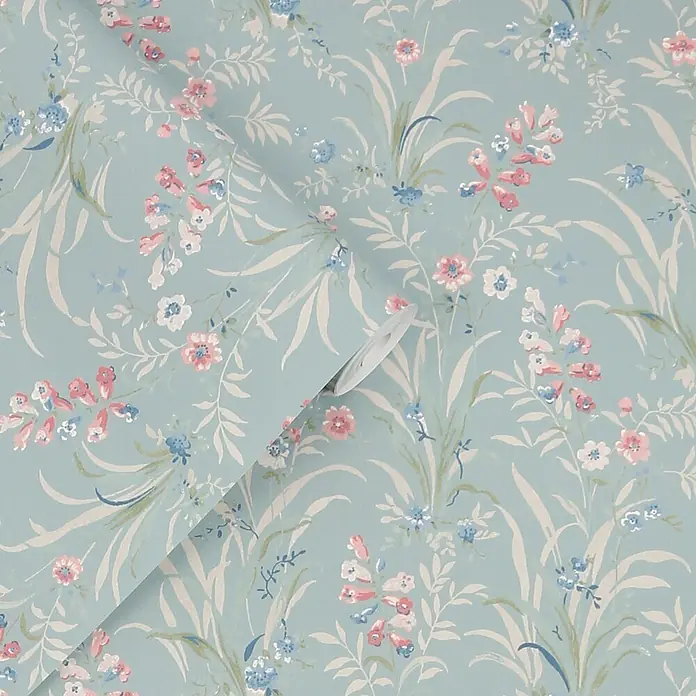 Laura Ashley Vliestapete Mosedale Posy - Blau, Floral, 1.000 x 52 cm - Hellblaue Blumentapete mit rosa und blauen Blüten und hellgrünen Blättern, teilweise gerollt dargestellt.