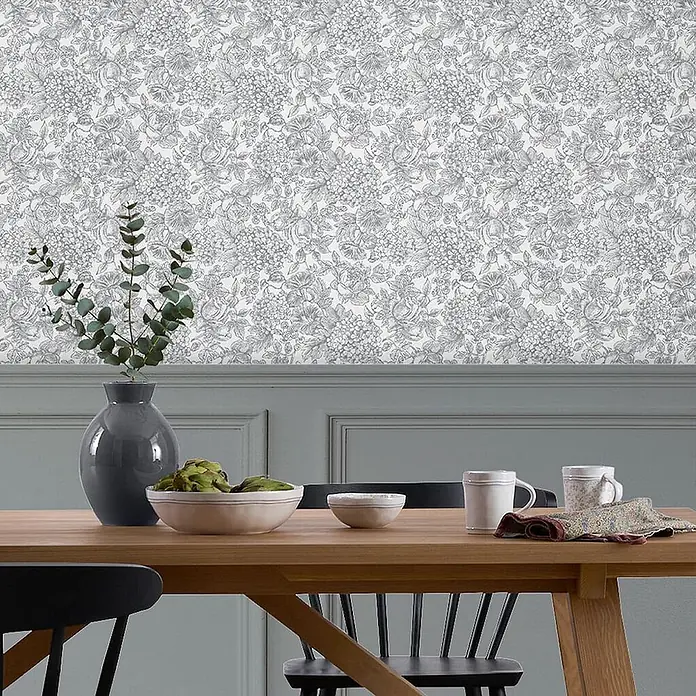 Laura Ashley Vliestapete blühende Hortensie - Grau, Floral, 1.000 x 52 cm - Grau-weiß geblümte Tapete an einer Esszimmerwand, über grauer Vertäfelung.