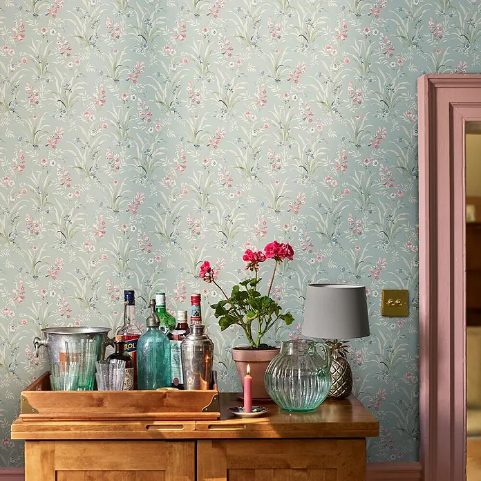 Laura Ashley Vliestapete Mosedale Posy - Blau, Floral, 1.000 x 52 cm - Hellblaue florale Tapete mit rosa, blauen und weißen Blüten, die eine Raumwand schmückt.