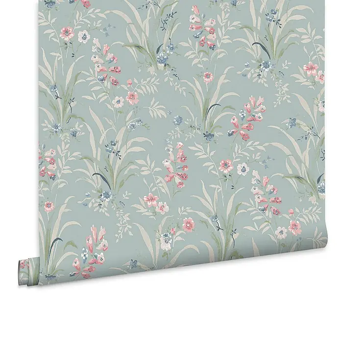 Laura Ashley Vliestapete Mosedale Posy - Blau, Floral, 1.000 x 52 cm - Geblümte Tapetenrolle mit rosa, weißen und blauen Blumen und hellen Blättern auf blassblau-grünem Hintergrund.