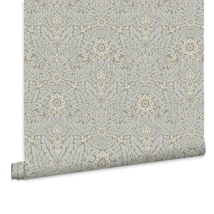 Laura Ashley Vliestapete Delamore Blumig - Grau, Floral, 1.000 x 52 cm - Tapetenrolle mit einem kunstvollen hellblau-grauen und cremefarbenen Blumen- und Blattmuster auf einem gedämpften braunen Hintergrund.