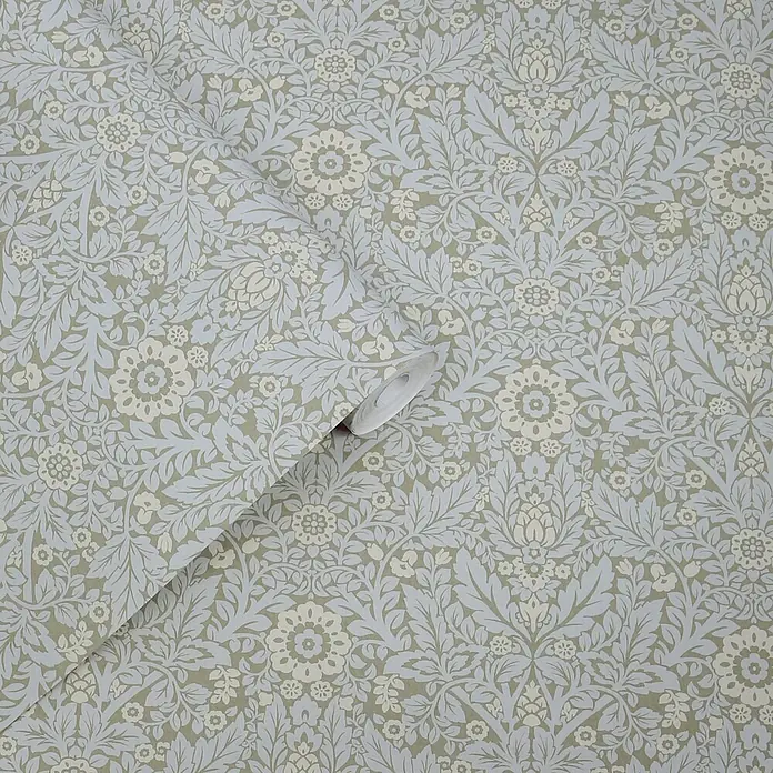 Laura Ashley Vliestapete Delamore Blumig - Grau, Floral, 1.000 x 52 cm - Hellblau-cremefarbene Tapetenrolle mit floralem Muster auf hellolivem Hintergrund.