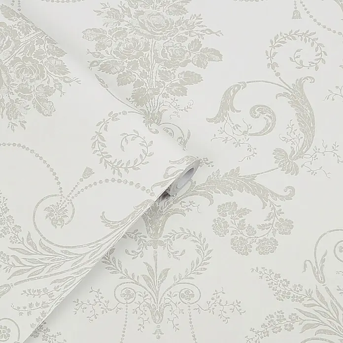 Laura Ashley Vliestapete Josette Damast - Hellgrau/Weiß, Ornament, 1.000 x 52 cm - Weiße Tapetenrolle mit hellgrauem, verschnörkeltem Blumen- und Rankenmuster.