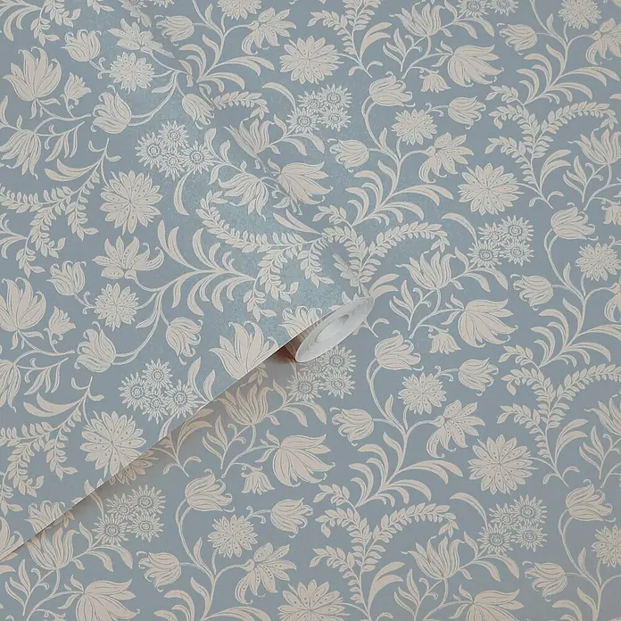 Laura Ashley Vliestapete Hemingway Blumen - Blau, Floral, 1.000 x 52 cm - Blaugraue Tapete mit cremefarbenem Blumenmuster, teilweise abgerollt.
