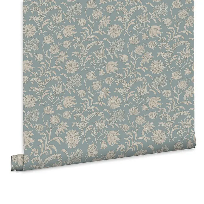 Laura Ashley Vliestapete Hemingway Blumen - Blau, Floral, 1.000 x 52 cm - Teilweise abgerollte Tapetenrolle mit hellem beigem Blumen- und Rankenmuster auf blau-grauem Hintergrund.