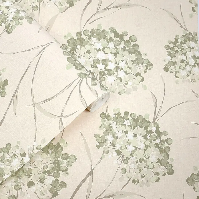 Laura Ashley Vliestapete Giselle Blumen - Grün, Floral, 1.000 x 52 cm - Rolle hellbeiger Tapete mit grünen und weißen Blumenranken, teilweise abgerollt.